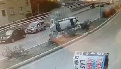 Korkunç Kazada Şoför Camdan Fırladı... O Anlar Kamerada