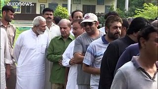 Πακιστάν: Επίθεση αυτοκτονίας σε εκλογικό κέντρο - Δεκάδες νεκροί