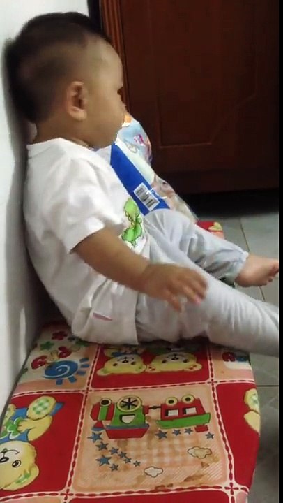 bé 9 tháng tuổi cãi tay đôi với mẹ cực dễ thương