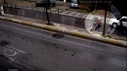 Çantasını Çalıp Darp Ettiler