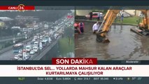 İstanbul'da sel sebebiyle araçlar mahsur kaldı