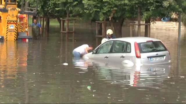 Vatan Caddesi'nde Araçlar Suya Gömüldü