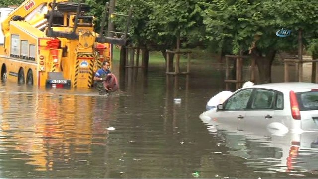 Vatan Caddesi'nde araçlar suya gömüldü