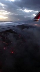 Le passager d'un avion filme les incendies en Grèce... effroyable !