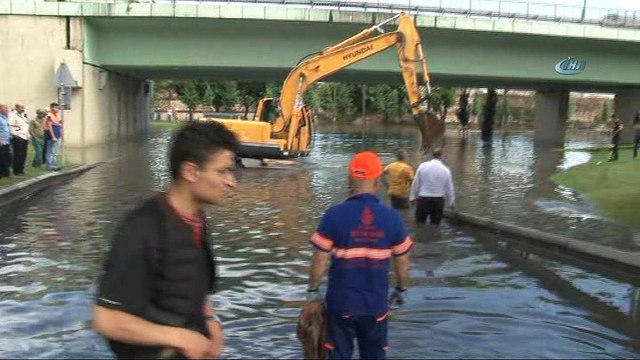 Vatan Caddesi'nde araçlar suya gömüldü
