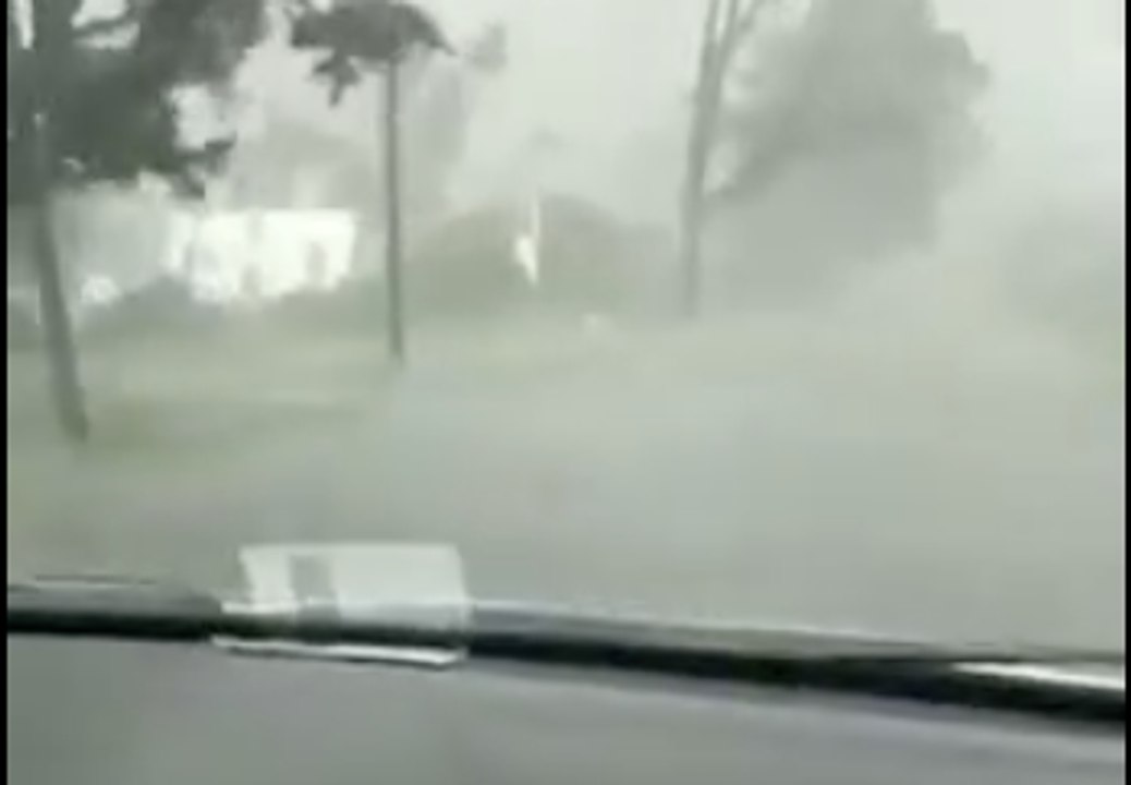 Totalement inconscient il conduit au milieu d'une tornade