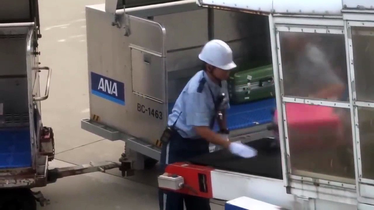 Voici comment les bagagistes traitent nos valises au Japon