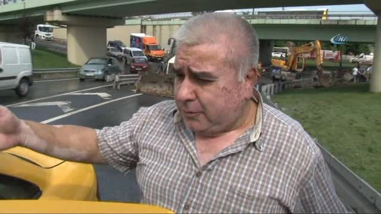 Vatan Caddesi'nde Araçlar Suya Gömüldü