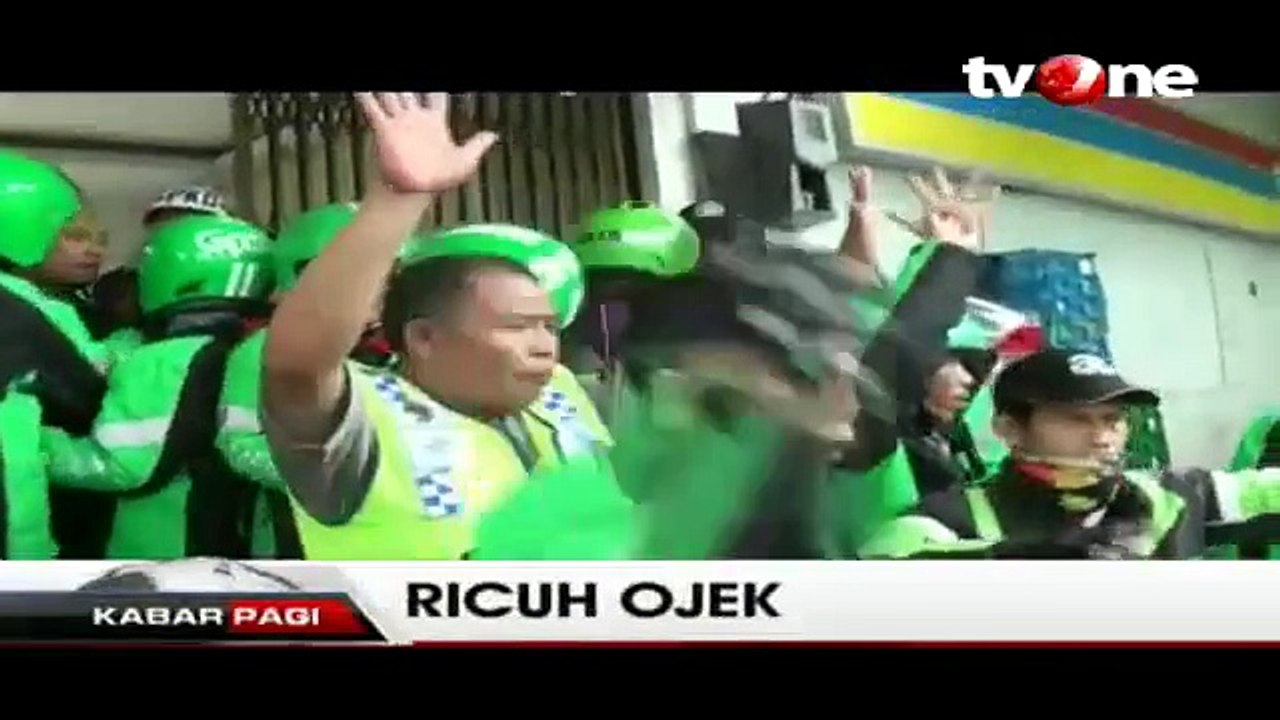 Puluhan Tukang Ojek Online Serbu Ojek Pangkalan di Cawang