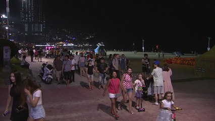 낮보다 밤에 피서객 더 많은 해운대해수욕장 / YTN