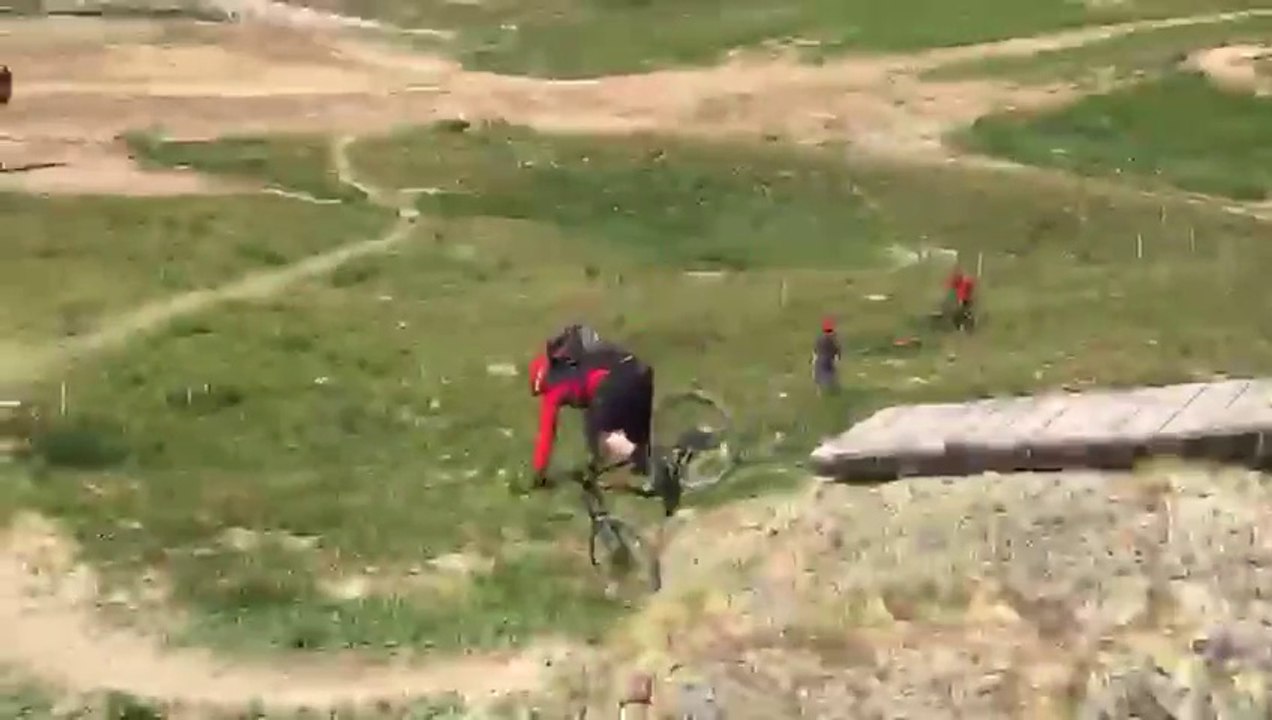Saut raté en VTT : il plonge de 3m de haut direct sur le sol !