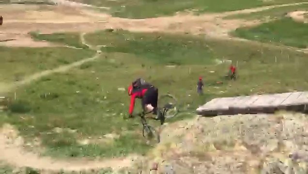Saut raté en VTT : il plonge de 3m de haut direct sur le sol !