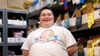 I "calzini pazzi" e solidali vanno a ruba...