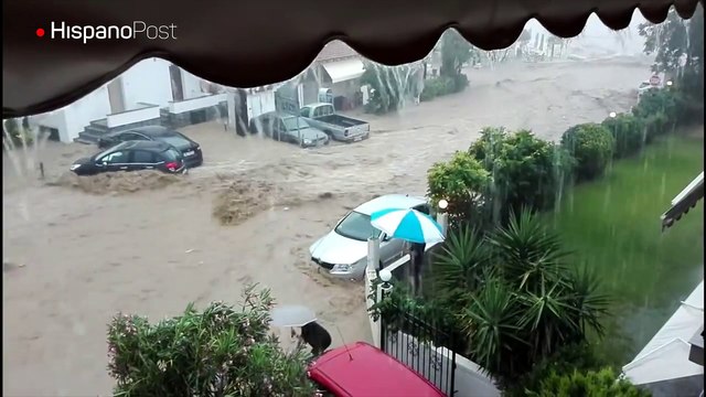 Varios griegos perdieron sus autos en el mar por culpa de las inundaciones