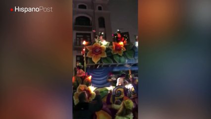 Le propuso matrimonio en el Carvanal de Nueva Orleans y con ayuda de una carroza