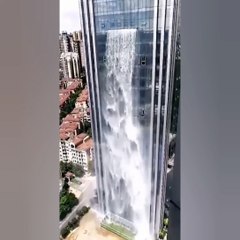 Cascada desde un rascacielos en China