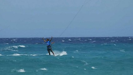 Uçurtma sörfçüsü 19 saniye havada kalarak yarışa damga vurdu