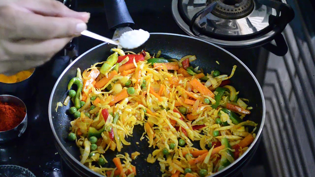Vegetable Schezwan Fried Rice Recipe in Hindi - मज़ेदार वेजिटेबल शेज़वान फ्राइड राइस रेसिपी हिंदी में
