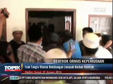 Isak Tangis Warnai Kedatangan Jenazah Korban Bentrok Ormas