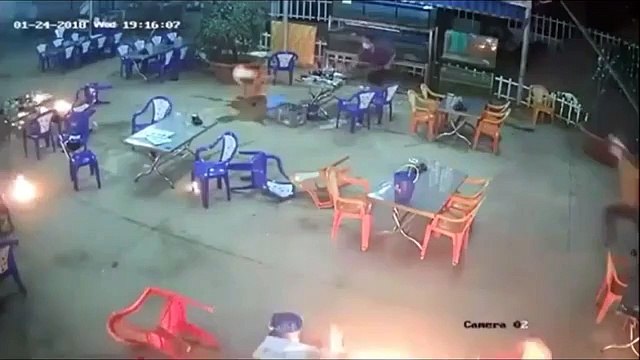 Ce patron de restaurant balance des boules de feu pour se défendre contre des braqueurs