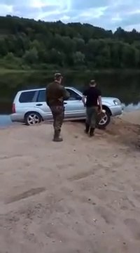 Ils viennent aider un conducteur piégé dans le sable et c'est le FAIL