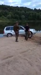 Ils viennent aider un conducteur piégé dans le sable et c'est le FAIL