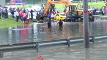 İstanbul Bayrampaşa'da Su Baskını Araçlar Mahsur Kaldı