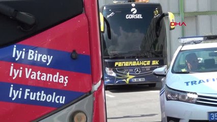 Spor Fenerbahçe'yi İzmir'de Altınordu'nun Minik Futbolcuları Çiçeklerle Karşıladı - Hd