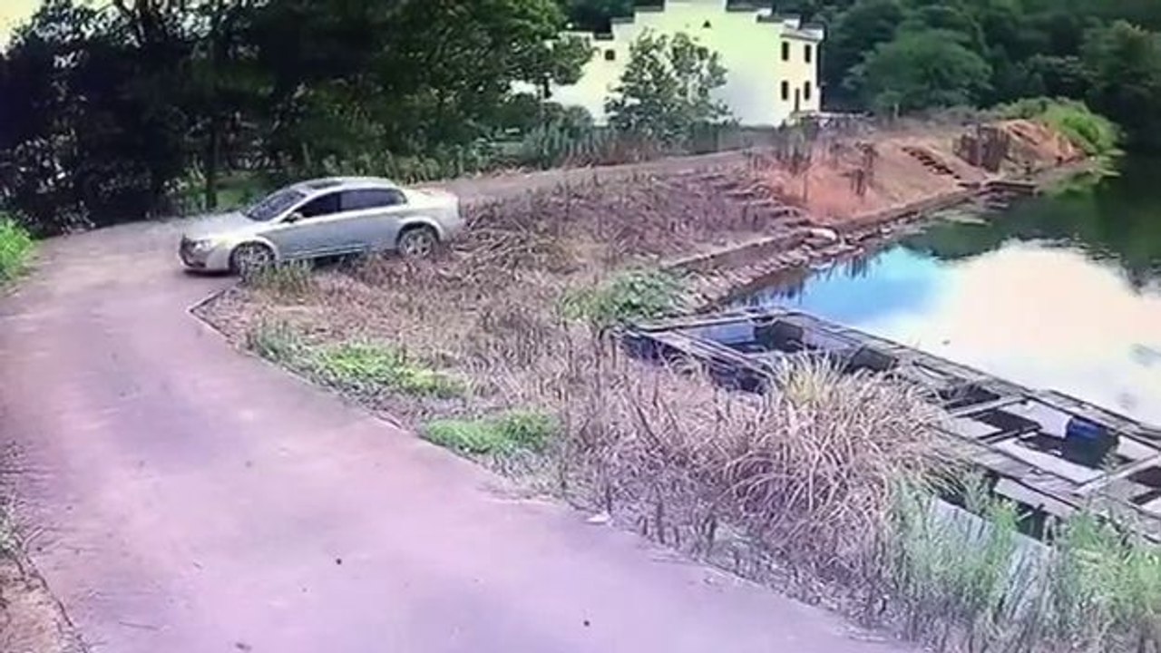 Régis fait une marche arrière près d'un étang