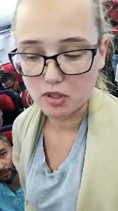 Une jeune suédoise de 21 ans bloque en direct sur Facebook le départ d'un avion qui devait expulser un passager vers la Turquie