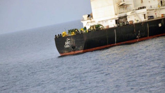 الحوثيون يعلنون استهداف بارجة والرياض تقول: ناقلة نفط