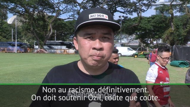 Arsenal - Les fans au soutien d'Ozil à Singapour