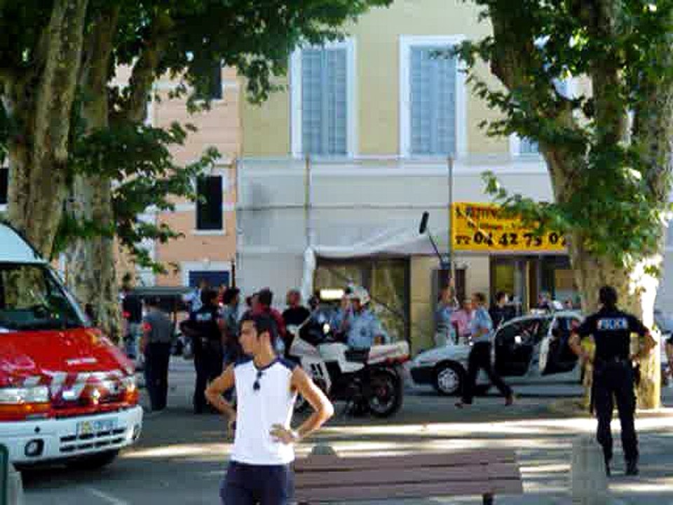 NOS AMIS LES FLICS : Coulisses du tournage  TRETS : La fin avec les pompiers  & la  police