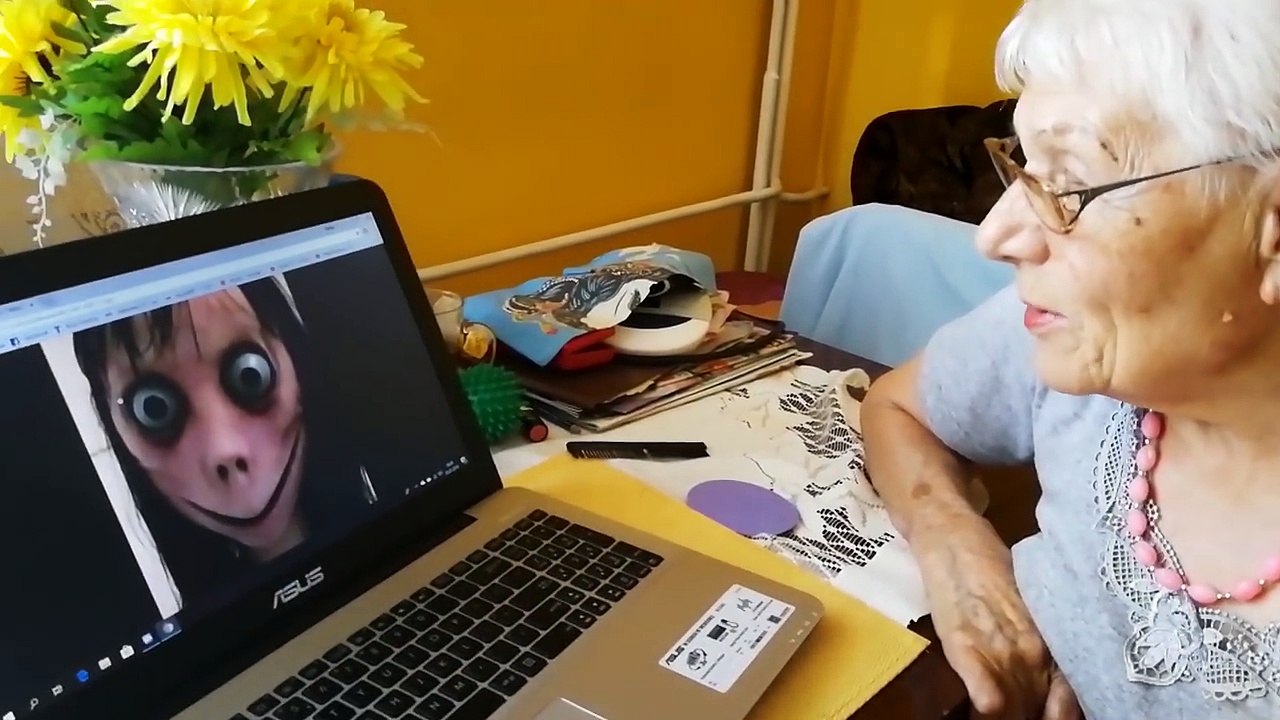 BABCIA DZWONI DO MOMO! *odebrała* - REAKCJA BABCI NA MOMO