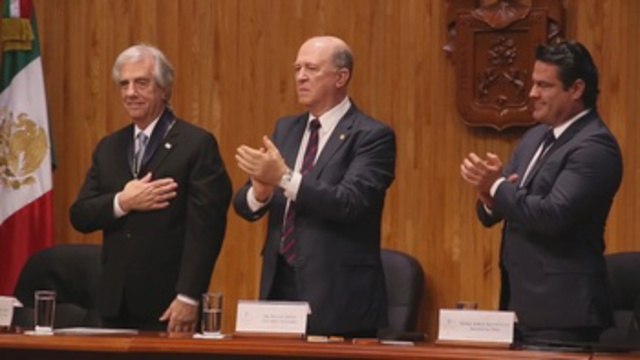 Presidente de Uruguay recibe doctorado honoris causa en México