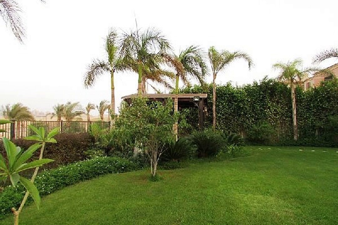 villa with Garden fully furnished for rent in reyna uptown cairo