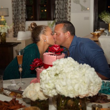 H Jennifer Lopez είχε γενέθλια και δημοσίευσε φωτογραφίες από το εντυπωσιακό της πάρτι (pics)