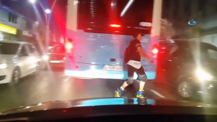 İstanbul’da patenli gencin tehlikeli yolculuğu kamerada