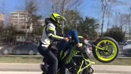 Sevgilisini Sırtüstü Motosiklete Yatırıp Tek Teker Üstünde Gitti...o Anlar Kamerada