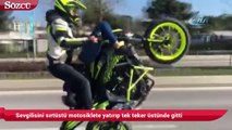 Sevgilisini sırtüstü motosiklete yatırıp tek teker üstünde gitti