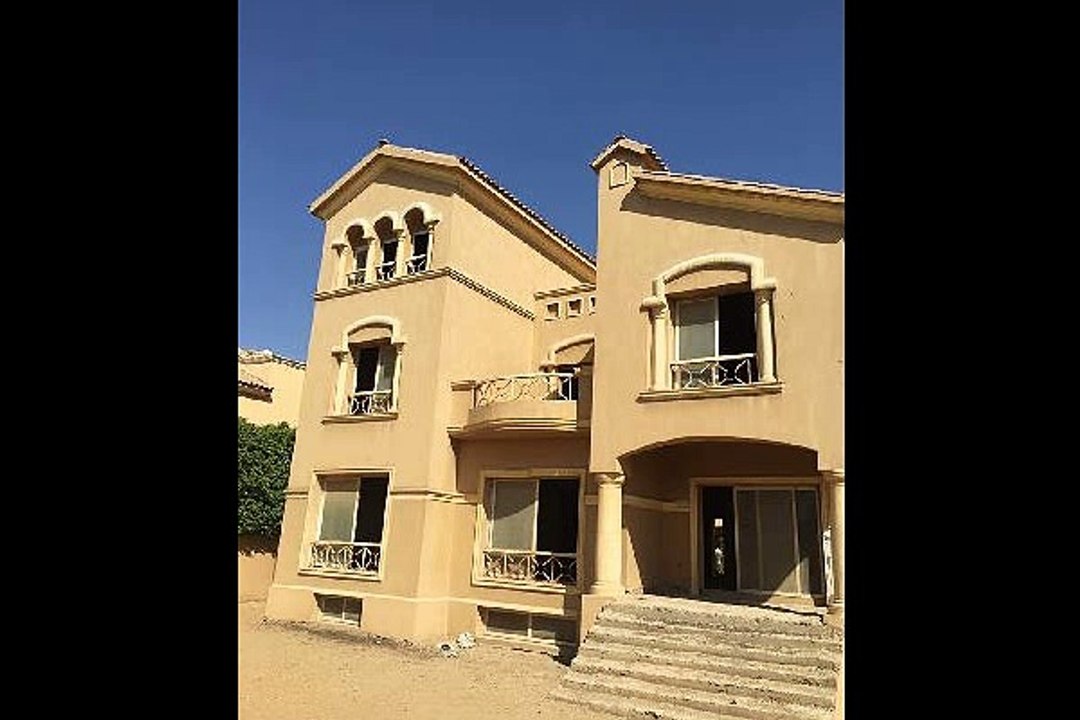 فيلا للبيع في كمبوند قطامية هيلز القاهرة الجديدة موقع متميز