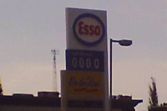 007.UFO LOOK BETWEEN THE LIGHT POST.THIS IS THE ORIGENAL VIDEO . SHOT IN RED DEER ALBERTA CANADA.FLYING SAUCER CAUGHT ON VIDEO UNIDENTIFIED FLYING OBJECT. BLUE BOOK HAS NEVER SEEN THIS VIDEO.ALIENS INSIDE.