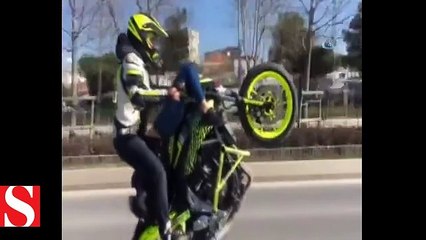 Sevgilisini sırtüstü motosiklete yatırıp tek teker üstünde gitti