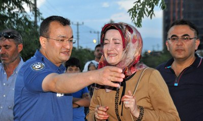 Eşinin kurtarılmasını gözyaşları içinde izledi