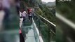 أطول وأعلى جسر زجاجي يحبس أنفاس المشاة في الصين !