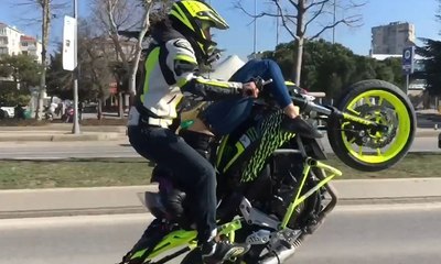 Sevgilisini sırtüstü motosiklete yatırıp tek teker üstünde gitti