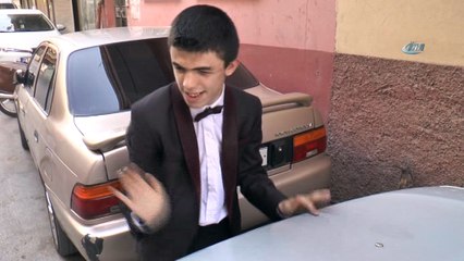 Görme engeline rağmen gezmekten ve öğrenmekten vazgeçmedi