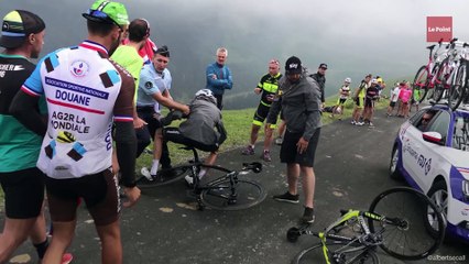 Chris Froome mis au sol par un gendarme