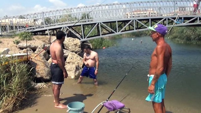 Dökülen atıklar sebebiyle rengi kararan dere yeniden maviye döndü