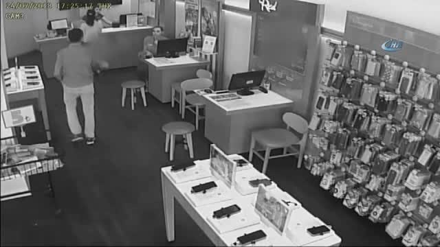İnternete Bağlanamayınca GSM Şirketini Pompalı Tüfekle Bastı! Korku Dolu Anlar Kamerada
